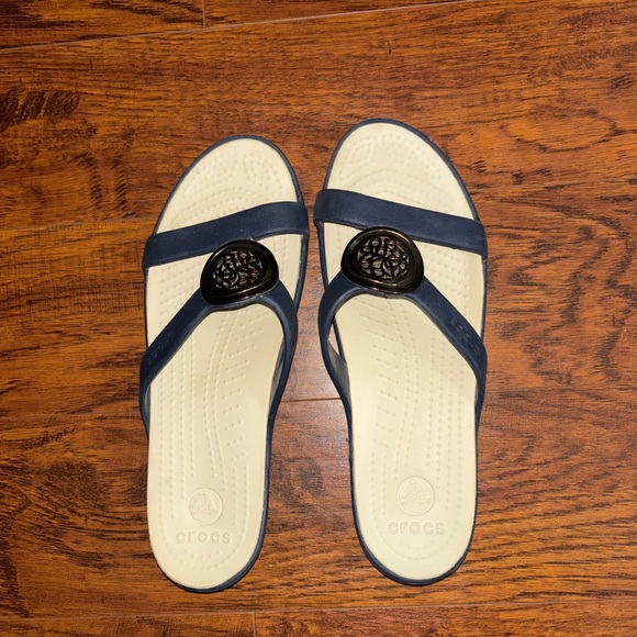 CROCS Sanrah Silver Circle Medallion Ring Sandals Navy Blue and Stucco Size 9 - Picture 2 of 7